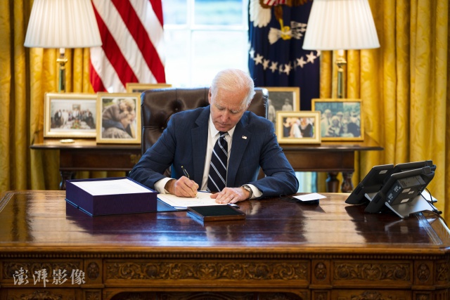 当地时间2021年3月11日，美国华盛顿，美国总统拜登签署了1.9万亿美元的新冠纾困救助法案，标志着该法案正式生效。 图片来源：澎湃影像