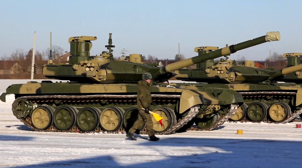 俄军收到8辆T-90M新型坦克，俄军官称赞