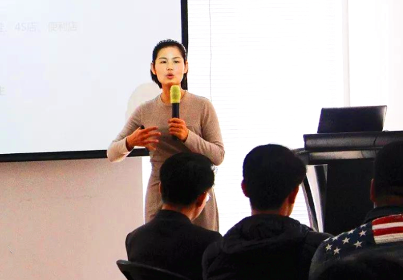 黄梅给新员工做培训