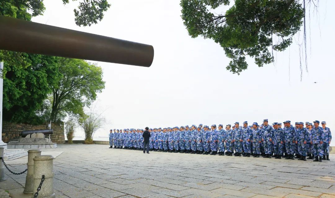 南海舰队第五期陆勤单位营连主官集训学员前往虎门沙角炮台回顾百年