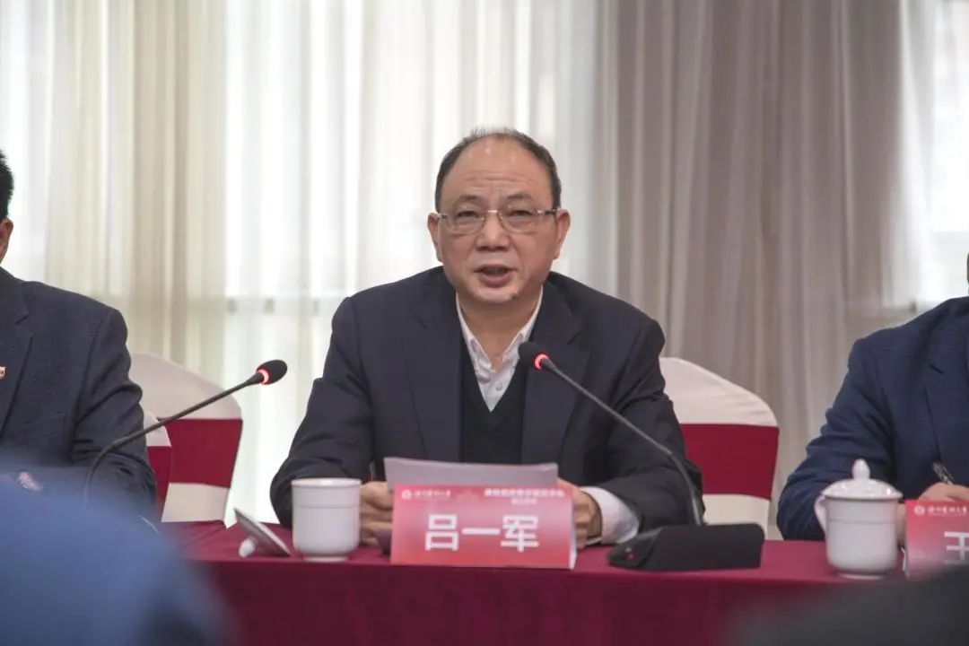 浙江省教育厅高教处副处长王国银,学校党委书记吕一军,副校长曹建明