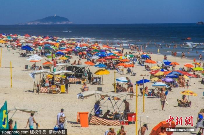 当地时间2021年1月6日,巴西,里约热内卢海滩人头攒动,许多居民前来享受海滩阳光。图片来源:SIPAPHOTO