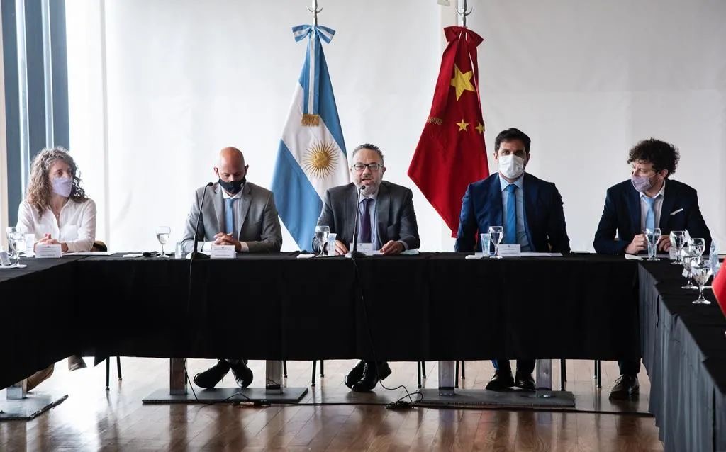 △阿根廷生产发展部长库尔法斯（中）与阿根廷中小企业国务秘书梅雷迪斯（左二）