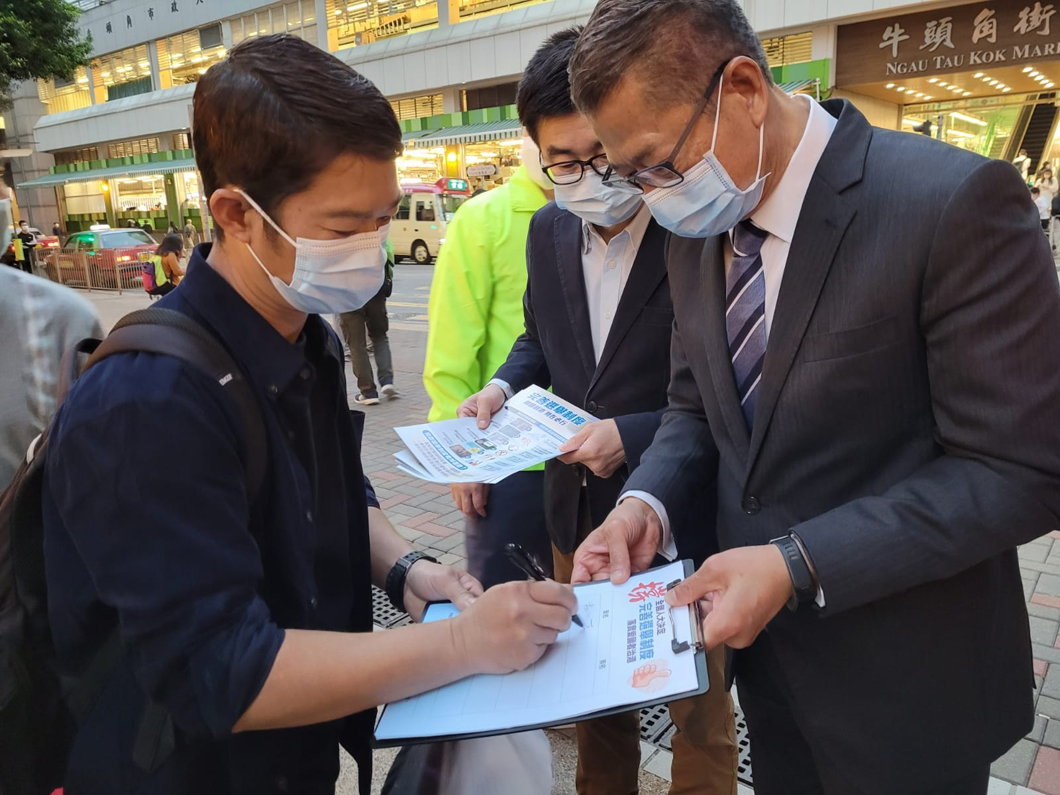 △陈茂波（右）上周到街站签名，呼吁市民支持全国人大完善香港特区选举制度的决定