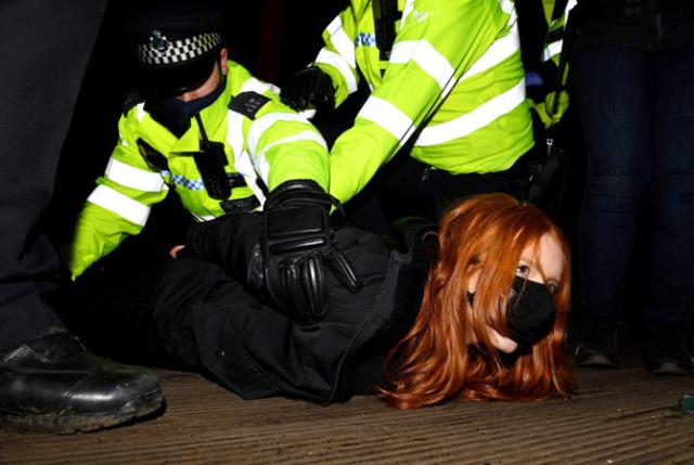 英国爆发抗议数千人与警方冲突 多名女子被按压在地拷走
