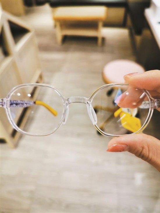 防蓝光眼镜能预防近视？专家：缺乏科学依据