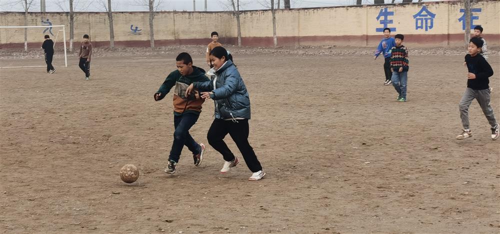 女生与男生同场竞技,丝毫不逊于男生.