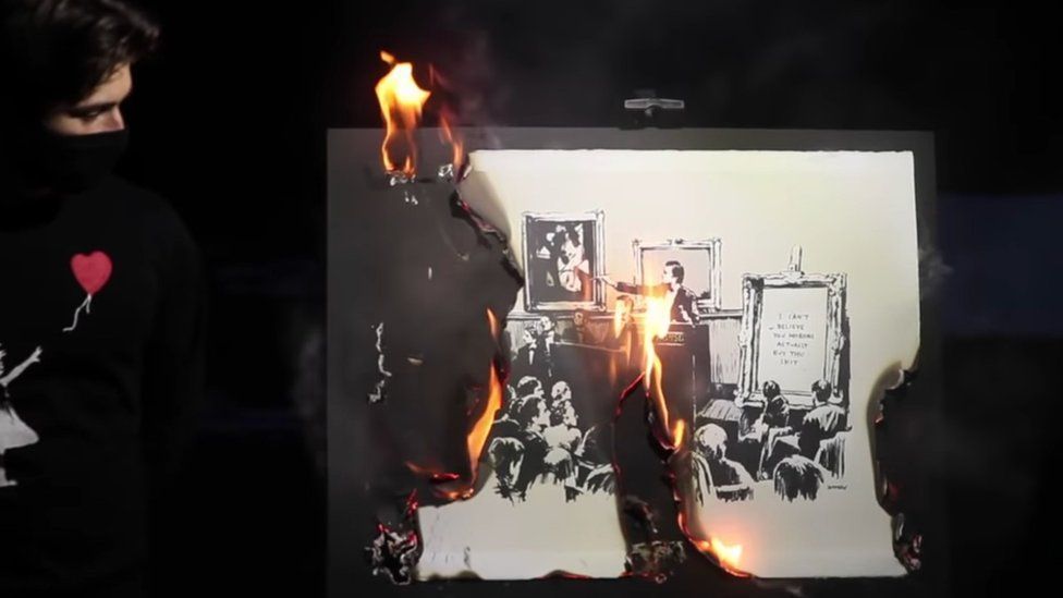 班克西的《傻子》被烧毁的视频截图｜YouTube