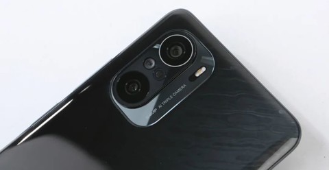 矩阵设计,除了三颗摄像头和补光灯外,还比一般手机多出一个收音麦克风