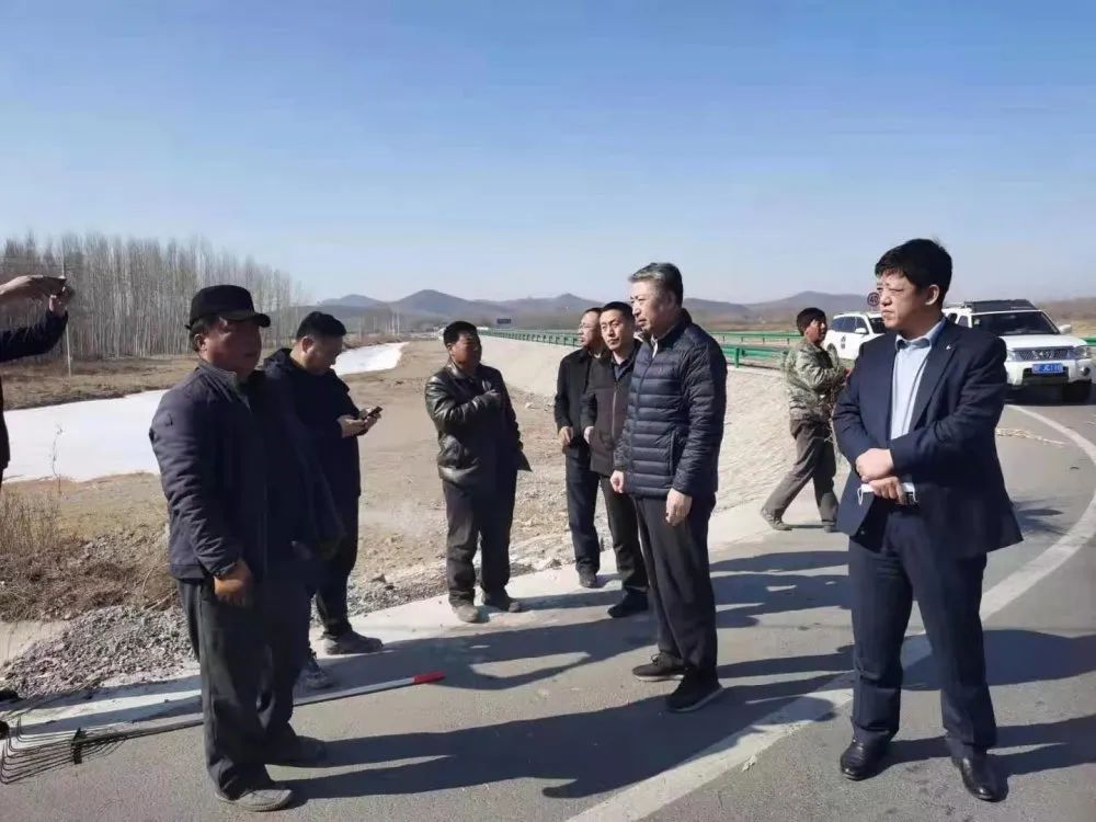 3月13日,兴安盟生态环境局局长李雪冬,副局长金河带队深入乌兰浩特市