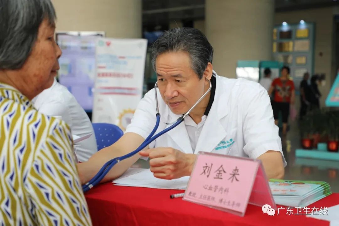 提示右冠状动脉慢性完全闭塞病变,最后是谢志辉主刀做了逆向介入手术