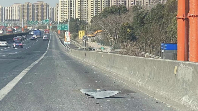 特斯拉自动驾驶模式未避开铁皮被划伤 修理竟花两个月？