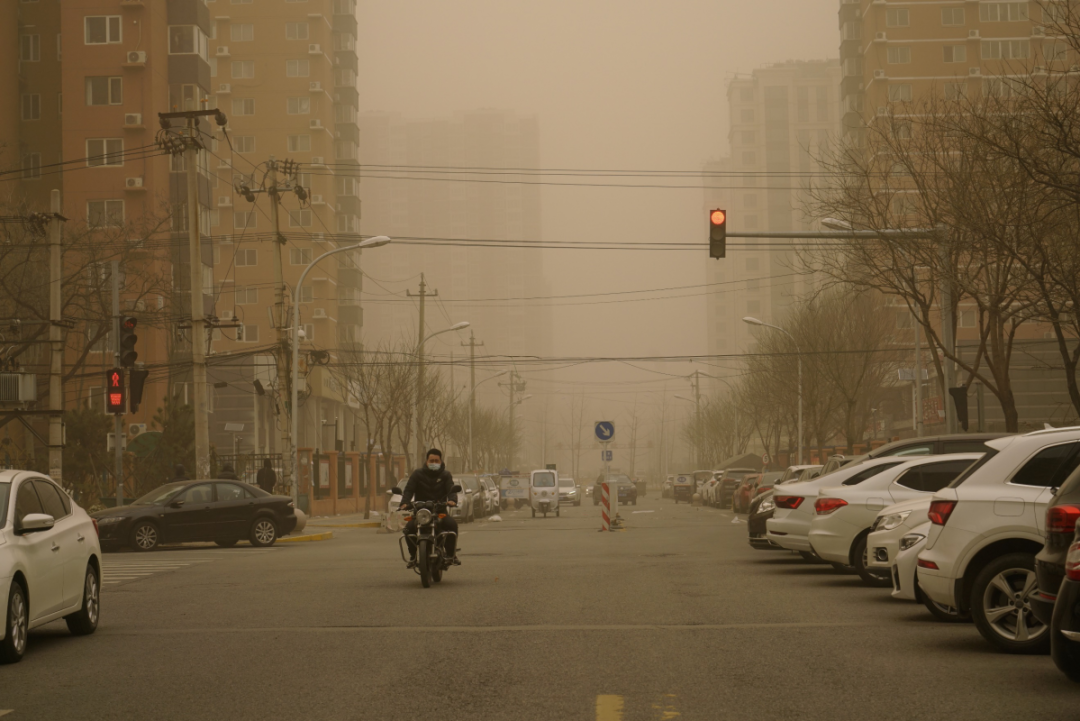近10年最强沙尘暴突袭北京，市民出行等受影响。《财经》记者 何香奕 摄