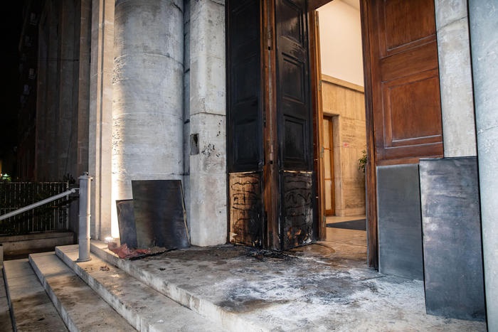 意大利高等卫生研究院大门遭蓄意纵火