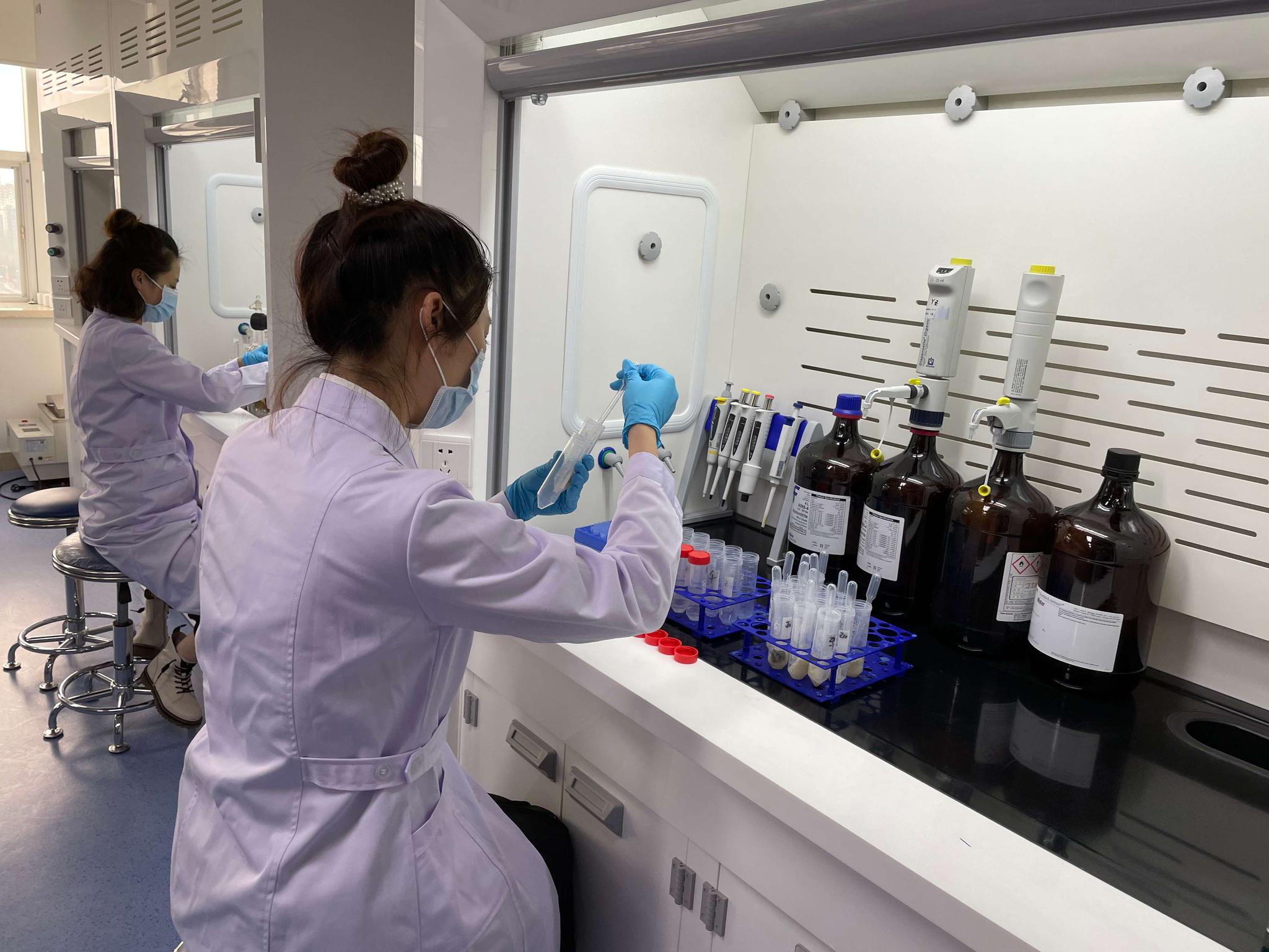 食品检测实验室的工作人员正在工作.