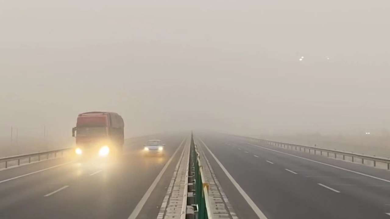 甘肃河西多地沙尘天气  进出新疆等高速实施交通管制