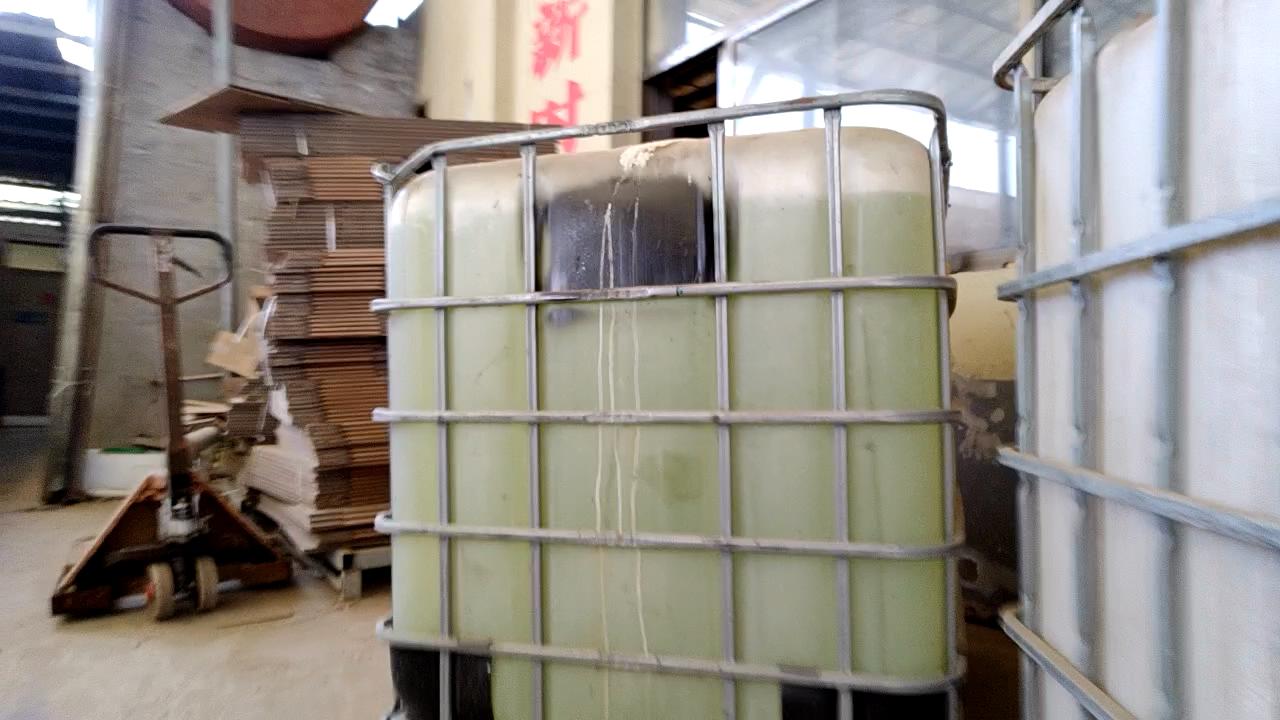 装在桶里的正是加工厂漂白山药用的次氯酸钠溶液，1000元一桶，每桶1.2吨。新京报调查组摄