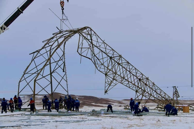 △特大沙尘暴导致蒙古国西部地区电线杆倒塌造成大面积停电事故（图片来源于网络）