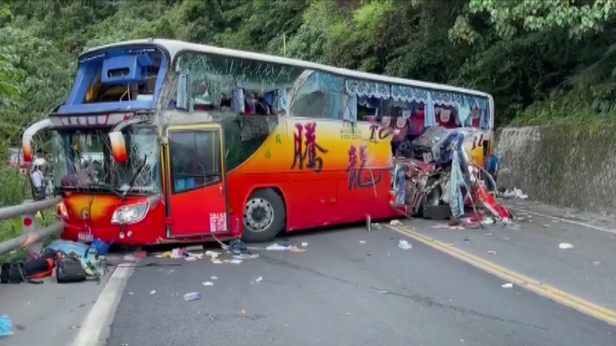 台湾东部一游览车撞向路边山崖 车身撞出大洞 已致6死39伤 含视频 手机新浪网 台湾东部一游览车撞向路边山崖 车身撞出大洞 已致6死39伤 含视频 手机新浪网