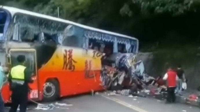 台湾东部一游览车撞向路边山崖 车身撞出大洞 已致6死39伤 台湾 新浪新闻