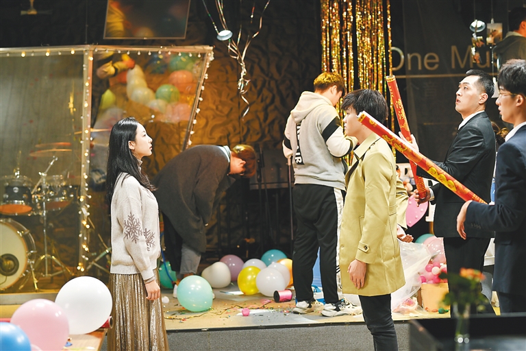 海口经济学院华都影视学院学生参加电影《勇敢的你》拍摄.学校供图