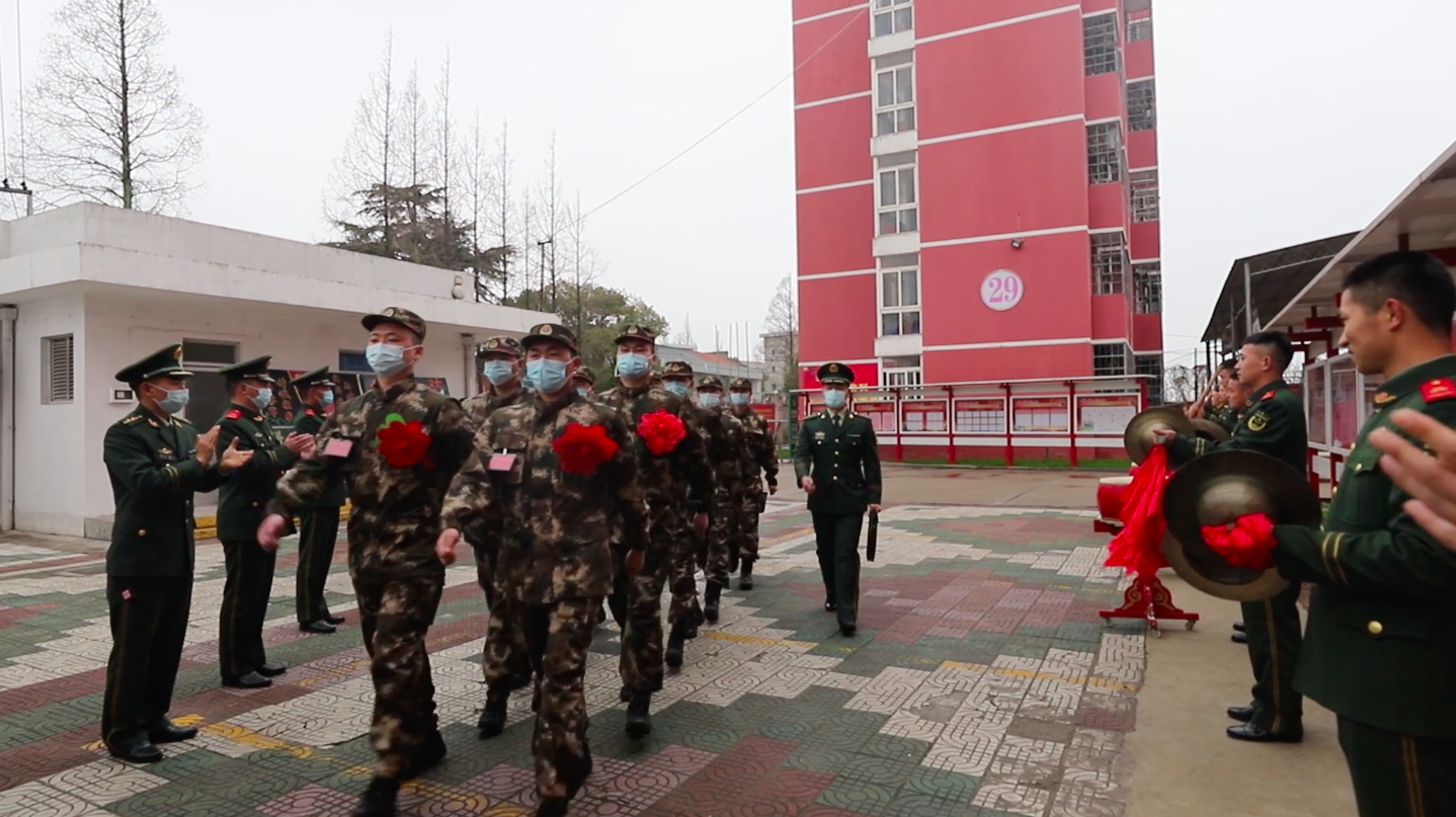首批一年两征武警新兵抵达上海