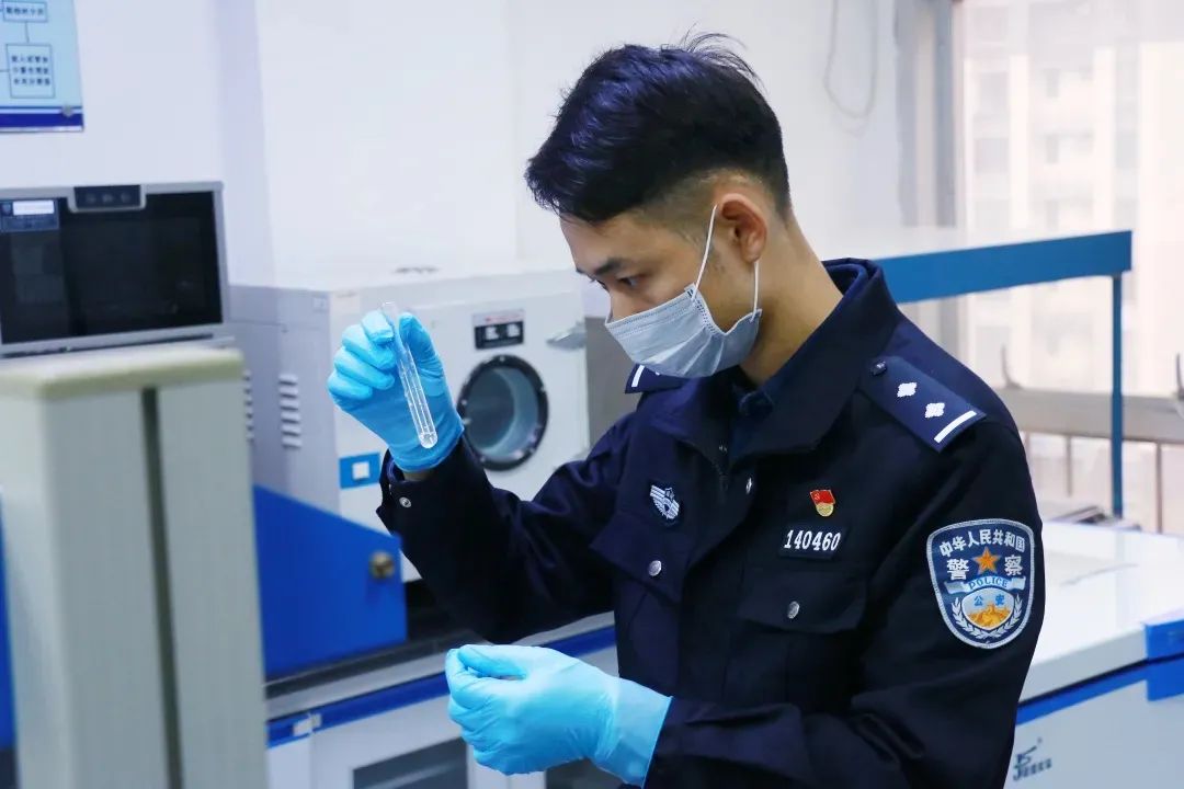 刑事技术民警开展检验工作但这些生物痕迹和其他证据一道被悉心保存着