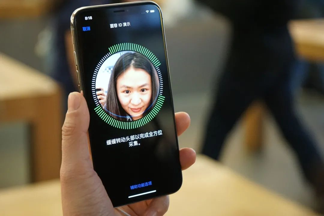  2017 年 11 月，苹果 iPhone X 手机开售，‘果粉’试用 Face ID 功能|视觉中国