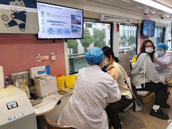 武汉文理学院大学生正在使用移动接种车接种新冠疫苗.受访者供图