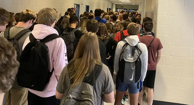 △佐治亚州一所高中走廊里几乎没有学生佩戴口罩