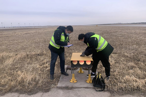 测量papi 灯角度( 边连喜&nbsp;摄)