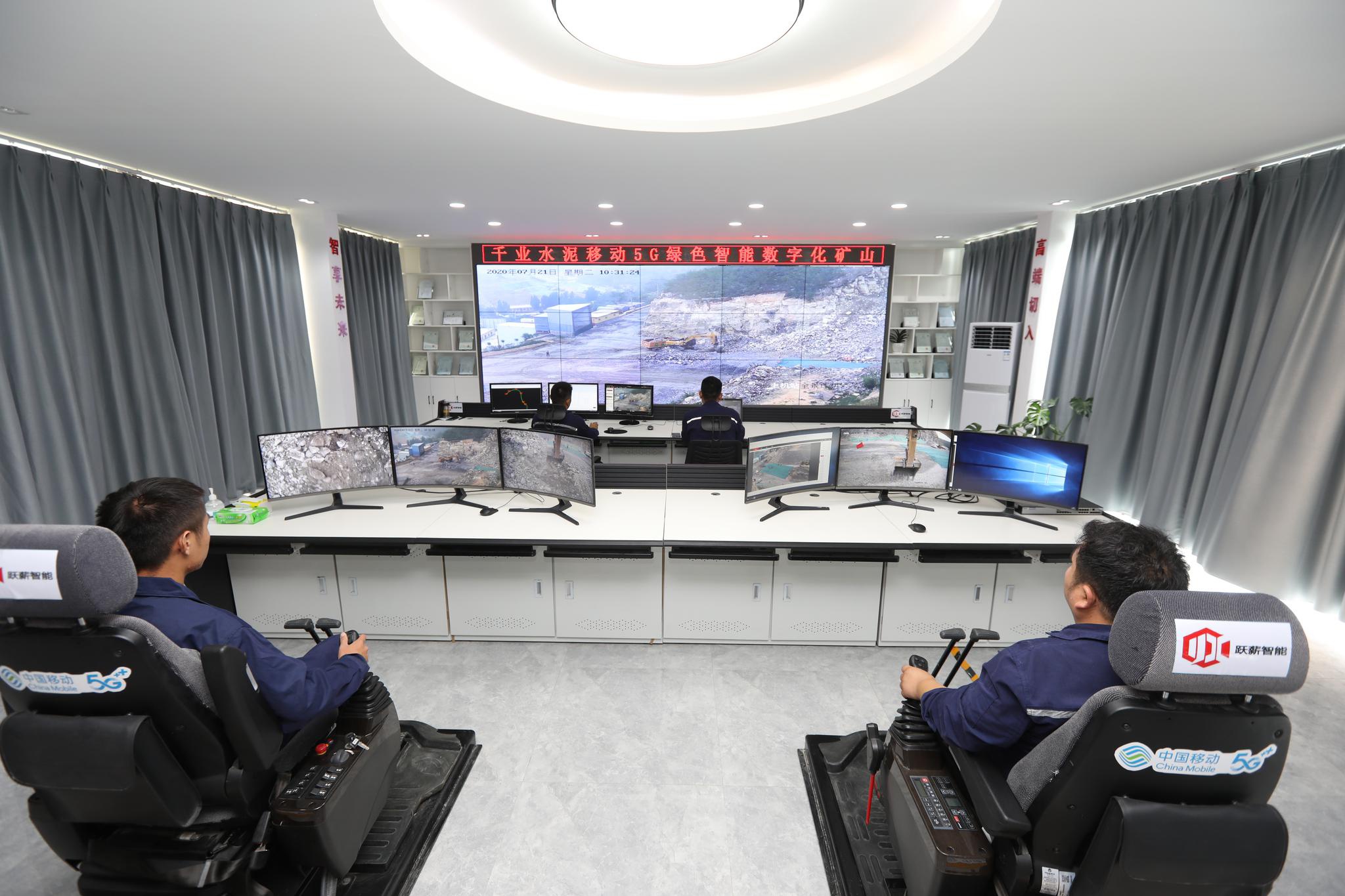 图为焦煤千业水泥5g无人矿山智能控制信息中心工作人员远程操作矿山