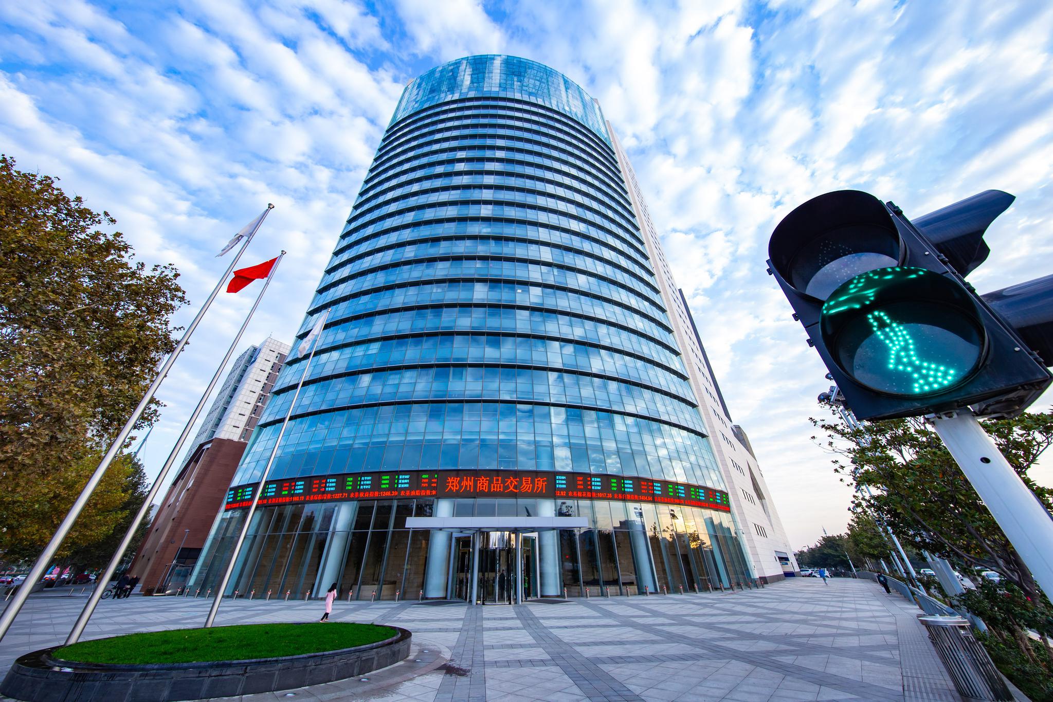 交易所(郑商所供图)据了解,当前部分地方政府和金融机构对"保险 期货"