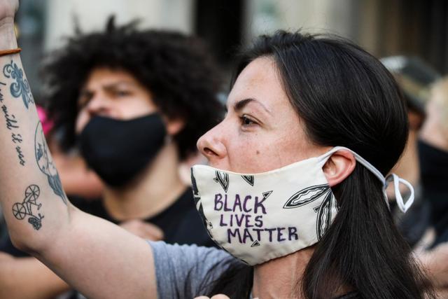 国际时评：“滤镜”碎了 美人权状况一地鸡毛