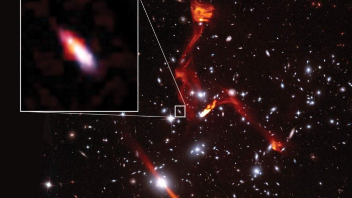 天文学家以巨型星系团为视角研究遥远的射电星系