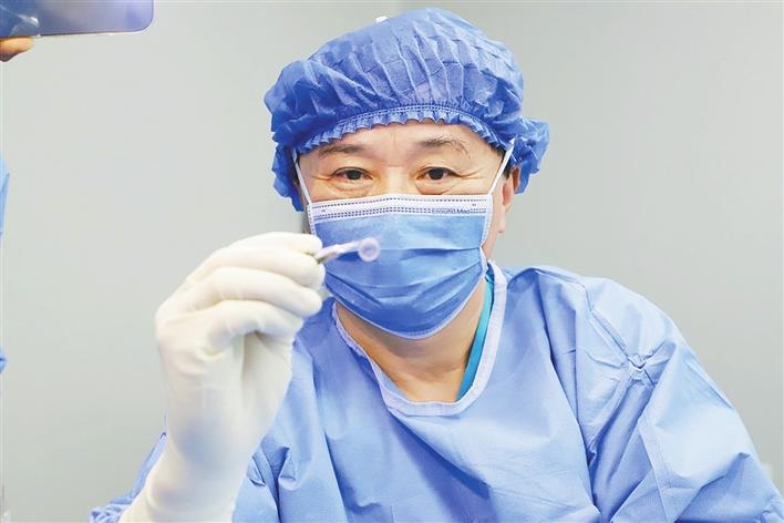 子随父后时隔16年相继将眼角膜捐到深圳