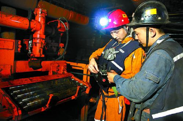 山东能源淄矿集团亭南煤业公司瓦斯抽采队队员在操作智能打钻机器人.