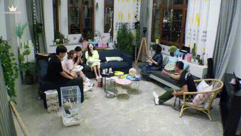 周洁琼笑倒在男嘉宾身上