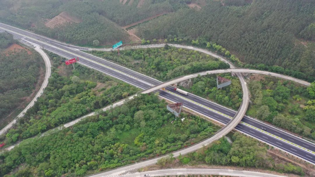 g80广昆高速公路兴业至六景段路面改造工程(下称"兴六路面改造工程")