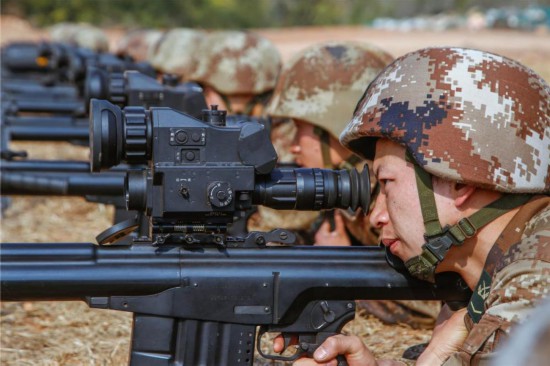 卧姿狙击训练.李昌奇 摄