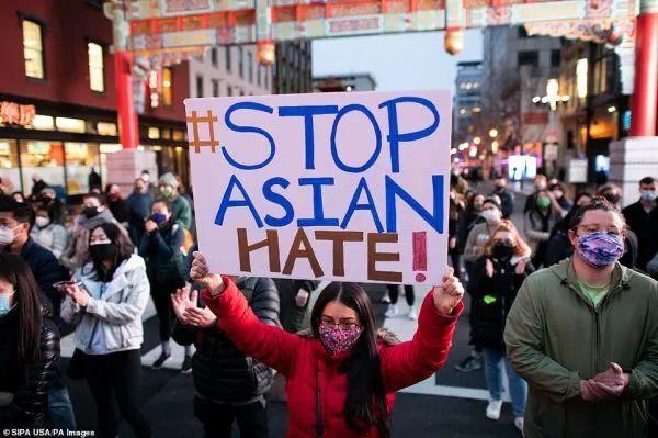 ▲17日，在华盛顿特区的唐人街，抗议者高举“#停止仇恨亚裔！”的标语。（英国《每日邮报》网站）