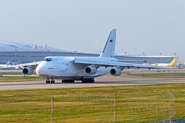 飞抵南京的俄罗斯安124大型运输机(南京机场供图)