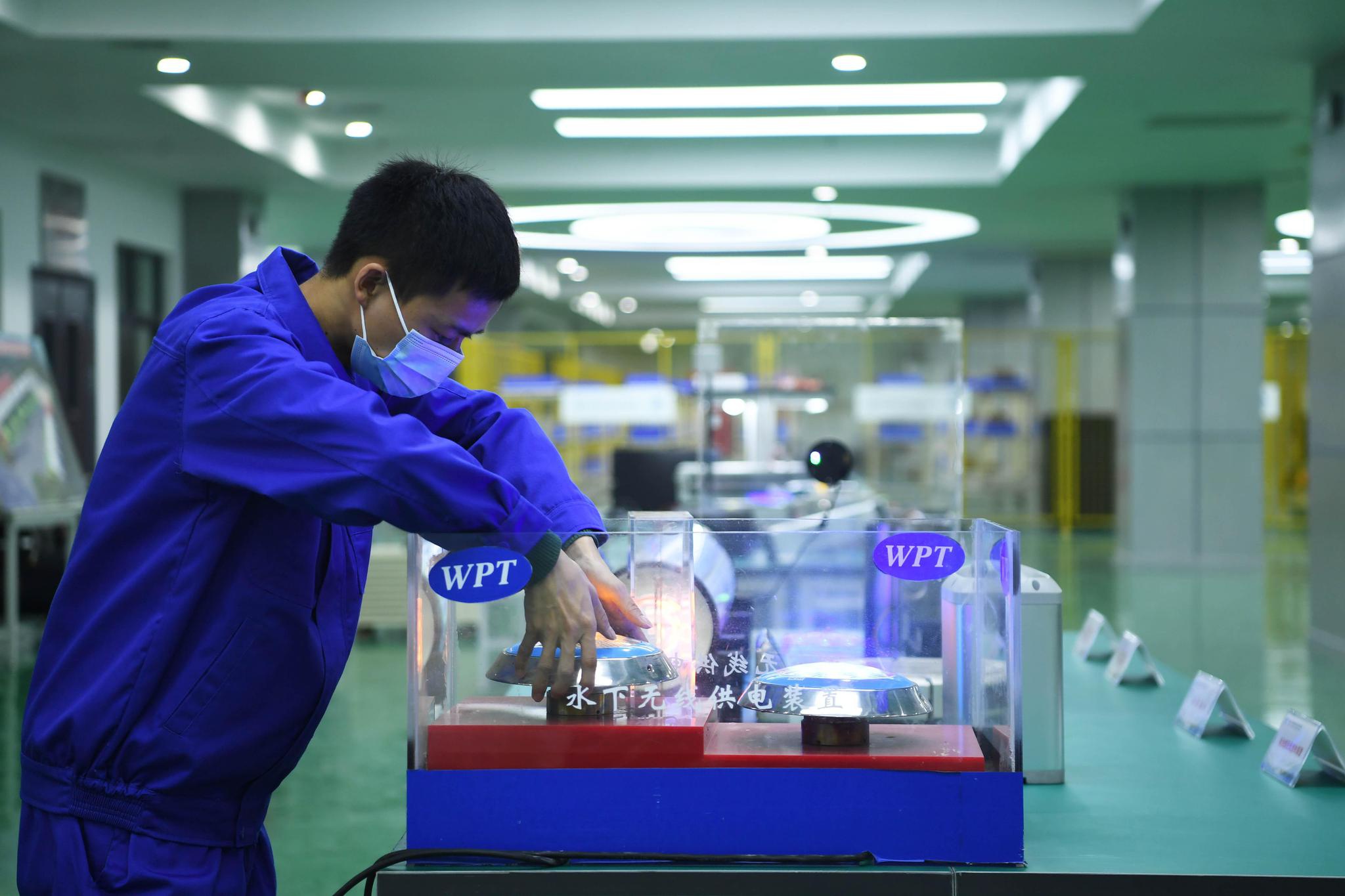△重庆一科技企业的工作人员正在测试水下无线供电装置。
