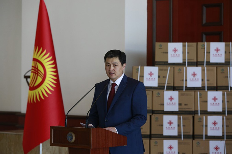 中国正式向吉尔吉斯斯坦移交首批无偿援助新冠疫苗