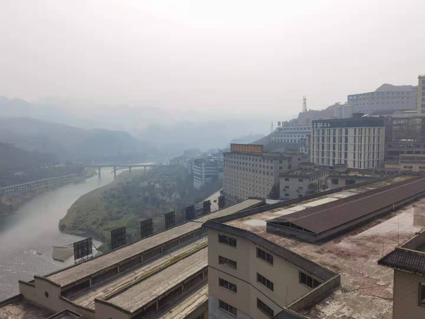 茅台镇酱香型年轻人给茅台酒厂打工炒酒卖酒继承家业