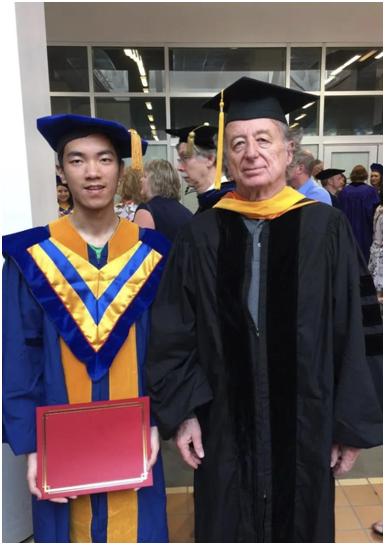 ·陈杲博士（左）与沃尔夫奖得主沙利文教授合影。