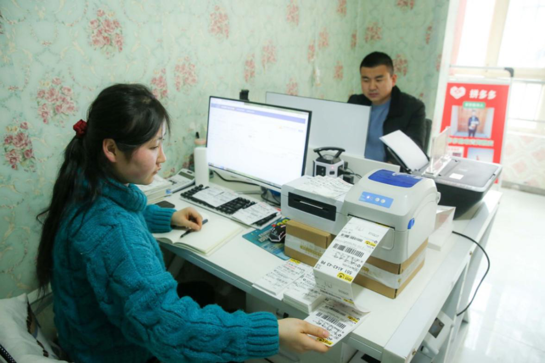 (摄影:昆仑)2020年5月,冯常俊将马子萍招进团队,教她做电商打单,客服