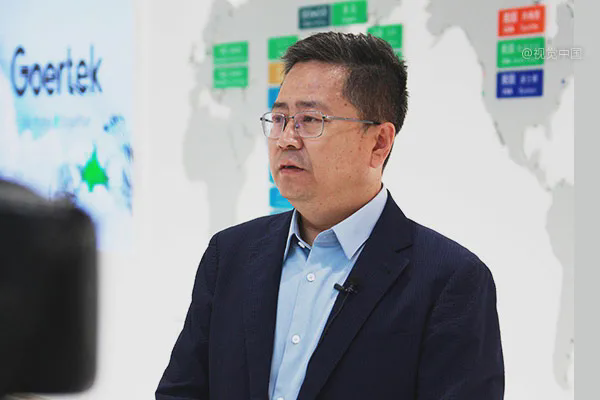 1965年,姜滨出生于山东威海.