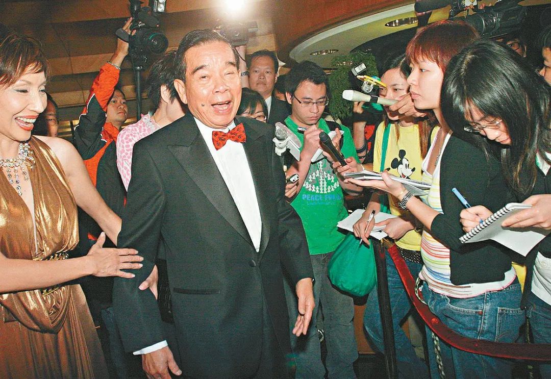 身边美人不断的郑裕彤最早受岳父扶持起家.图源:视觉中国