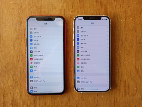 iphone 12的屏幕由于用了oled屏幕,因此屏幕黑边相比iphone 11窄了整